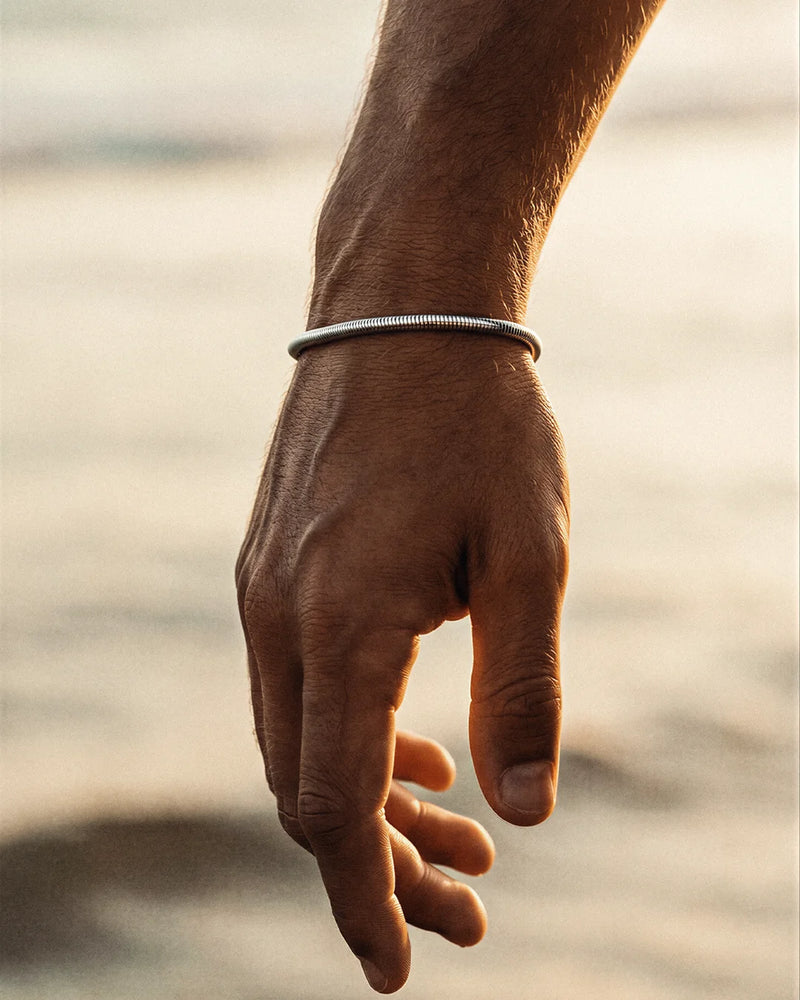 Bracelet Bali Be Lost porté en situation, bijou homme minimaliste résistant à l'eau